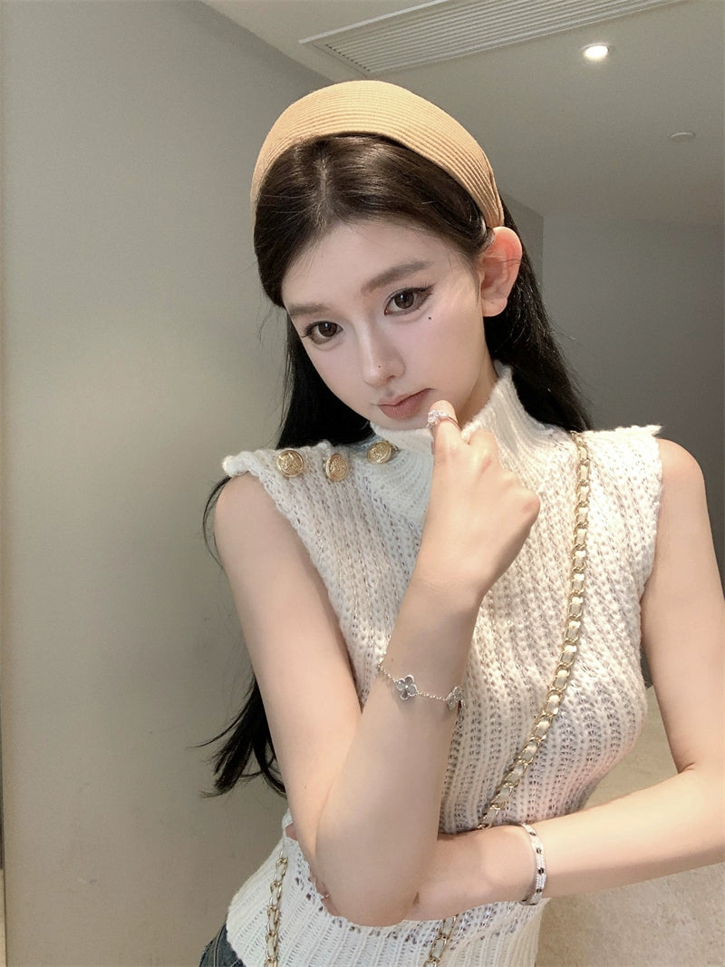 [Xiao Baili] knitted sweater women's autumn off-white French temperament sleeveless pullover base sweater small fragrance new style