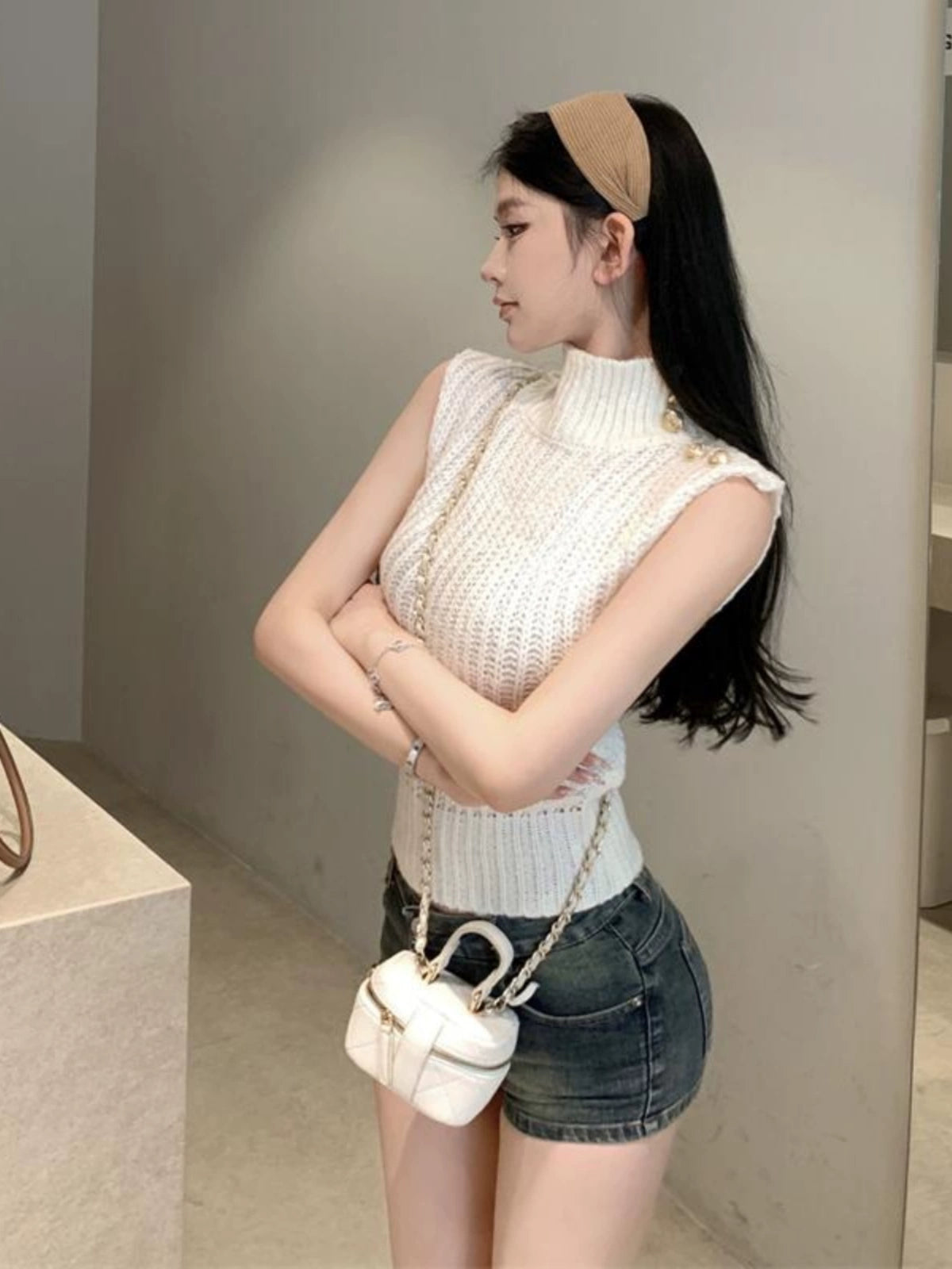 [Xiao Baili] knitted sweater women's autumn off-white French temperament sleeveless pullover base sweater small fragrance new style